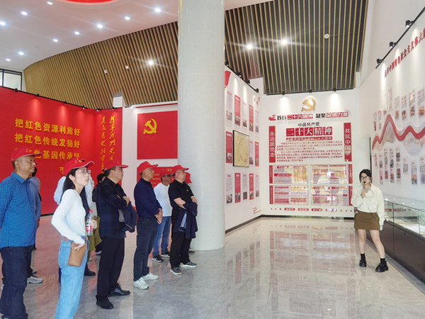 �������ľ��� �����ഺ����--���]ˮ˾�_(k��i)չ&ldquo;���ľ����\�l(f��)չ ͬ�۹���(j��)�˕r(sh��)�D&rdquo;���}�F(tu��n)�����(d��ng) (3)_����.jpg